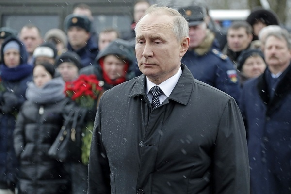 <br />
Владимир Путин почтил память погибших в Аргунском ущелье военных<br />
